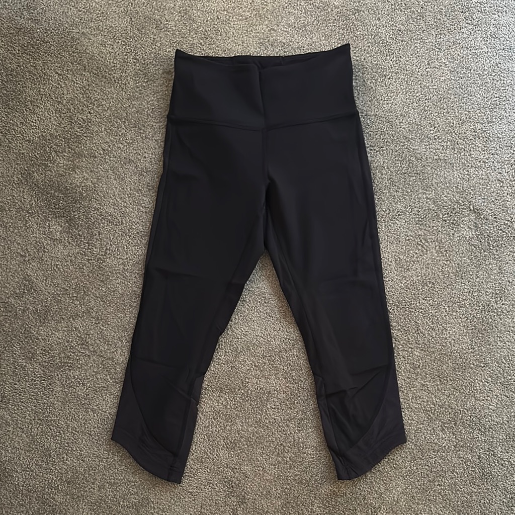 Black Lululemon Cropped Legging With Mesh Detail